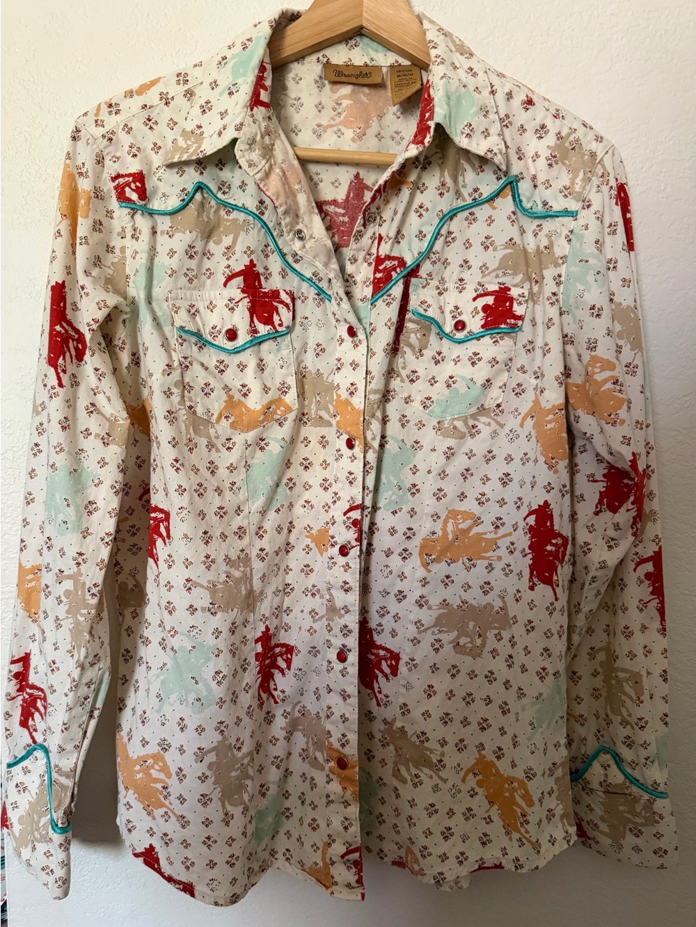 Wrangler Cream Western Button-Down with Red Turquoise Horse Print - M - Picture 2 of 10